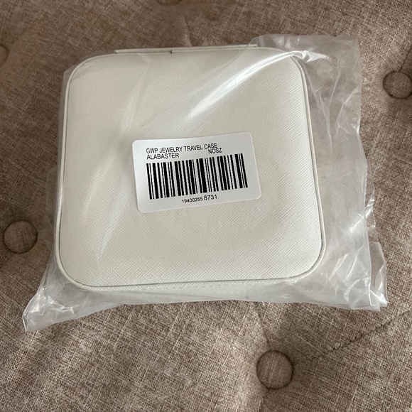 NEW! Chico's Jewelry Travel Storage Organizer Case 2.25” x 5.25” White/Cream - Picture 3 of 9